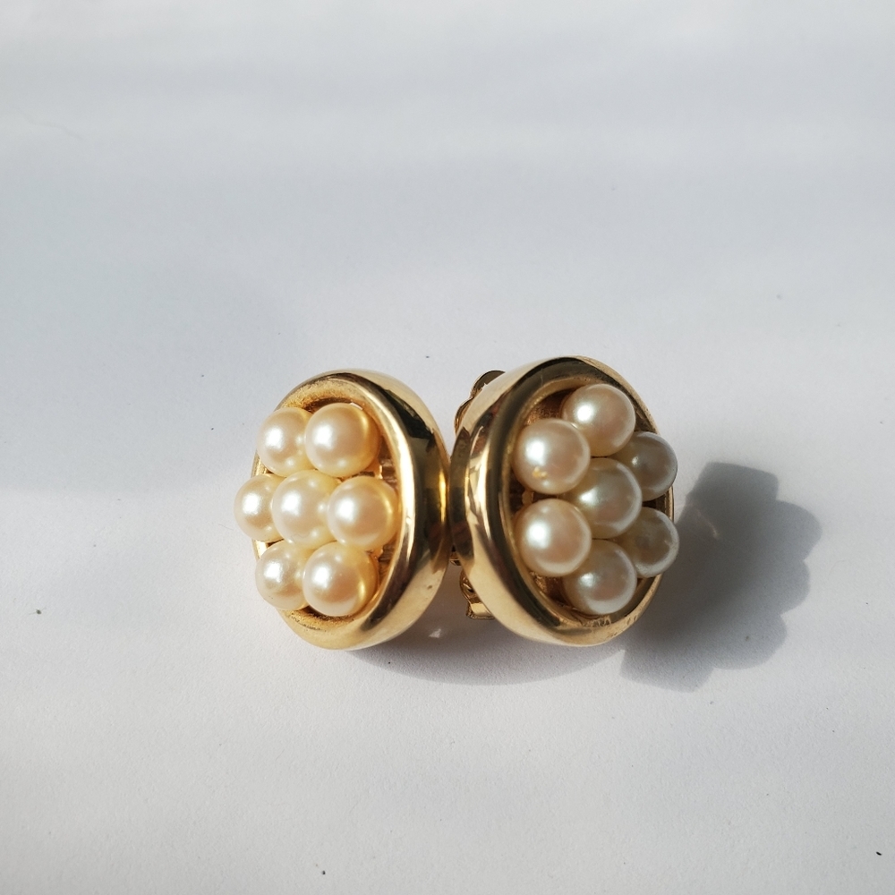 Vintage round faux pearl and gold tone clip on earrings - Picture 5 of 6